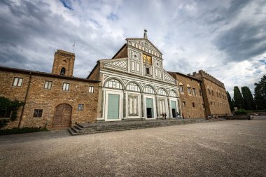Floransa. Floransa Romanesk tarzında ünlü San Miniato al Monte Bazilikası cephesi (1013 - XII. UNESCO dünya mirası sahası, Toskana, İtalya, Avrupa