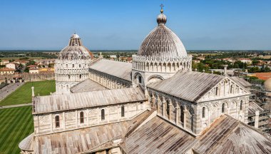 Pisa Katedrali (Santa Maria Assunta Duomo) ve Saint John Vaftizhanesi, Mucizeler Meydanı 'ndan (Piazza dei Miracoli) manzara. Toskana, İtalya, Avrupa