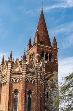 Verona. Romanesque, Gotik ve Rönesans tarzında (XI-XV yüzyıl) San Fermo Maggiore Kilisesi. UNESCO dünya mirası sahası, Veneto, İtalya, Avrupa.