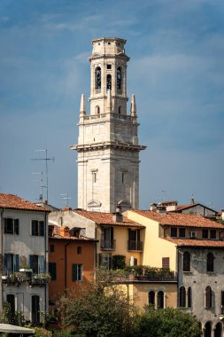 Verona Katedrali 'nin çan kulesi (Santa Maria Matricolare Duomo, VIII-XII yüzyıl) Verona, UNESCO dünya mirası bölgesi, Veneto, İtalya, Avrupa.