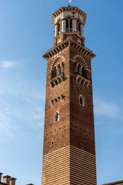 Verona. Torre dei Lamberti, Piazza delle Erbe 'deki ortaçağ kulesi (XI-1403), şehir merkezindeki en eski meydan. UNESCO miras sitesi, Veneto, İtalya, Avrupa