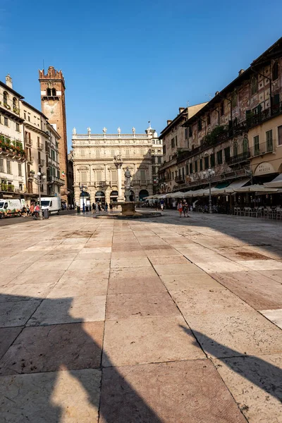 ヴェローナ イタリア 2020年9月19日 ヴェローナで最も古い広場であるエルベ広場 ユネスコ世界遺産 ヴェネト イタリア ヨーロッパ 背景にはマフェイ宮殿とガレッロ塔 — ストック写真