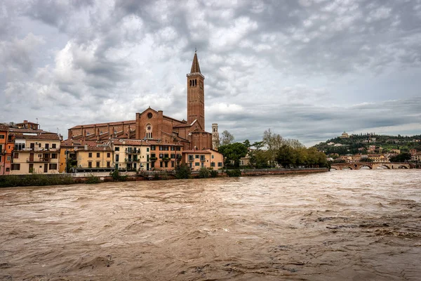 Floden Adige Översvämning Verona Centrum Efter Flera Våldsamma Stormar Kyrkan — Stockfoto