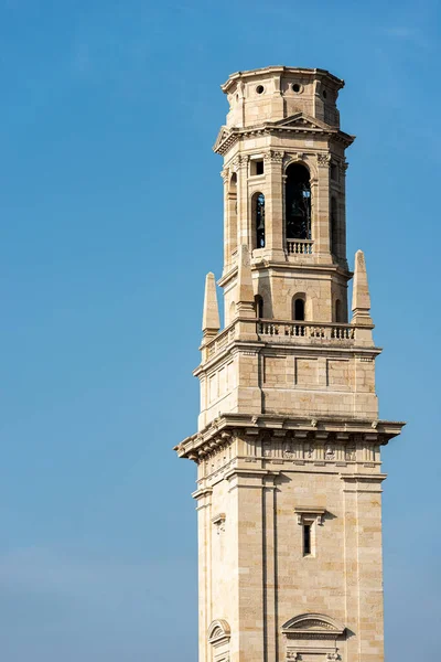 维罗纳大教堂钟塔 12世纪圣玛丽亚 马特里奥雷多摩 在意大利维罗纳市中心的闭锁 教科文组织世界遗产所在地 意大利维尼托 — 图库照片