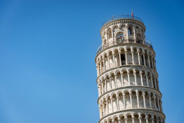 Pisa Kulesi açık mavi gökyüzünde, Roma tarzı. (1173 - XIV Century). Piazza dei Miracoli (Mucizeler Meydanı) UNESCO dünya mirası sahası, Toskana, İtalya, Avrupa.