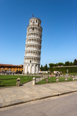 Roma tarzında Eğik Pisa Kulesi. (1173 - XIV Century). Piazza dei Miracoli (Mucizeler Meydanı) UNESCO dünya mirası sahası, Toskana, İtalya, Avrupa.