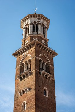 Verona. Torre dei Lamberti, ortaçağ kulesi (XI yüzyıl-1403), Piazza delle Erbe, UNESCO miras bölgesi, Veneto, İtalya, Avrupa.