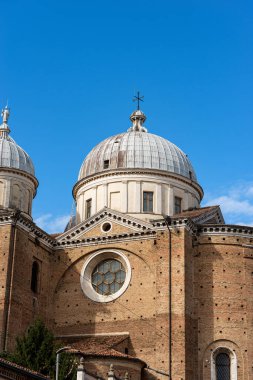 Santa Giustina Bazilikası ve Manastırı (Aziz Justina, V-XVII yüzyıl) Padua şehir merkezinde (Padova), Prato della Valle Meydanı, Veneto, İtalya, Avrupa.