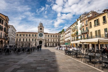 Piazza dei Signori veya della Signoria (14. Yüzyıl), şehir merkezindeki Padua şehir meydanı, Saat Kulesi ve Capitanio ve Camerlenghi sarayları. Veneto, İtalya, Avrupa.