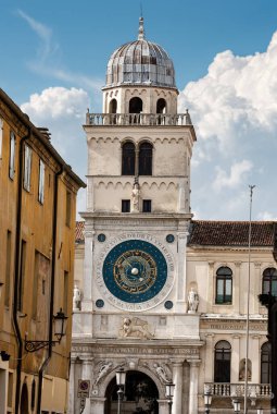 Padua şehir merkezindeki Ortaçağ Saat Kulesi (Padova, XIV yüzyıl), Piazza dei Signori veya della Signoria, Veneto, İtalya, Avrupa.