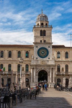 Piazza dei Signori veya della Signoria (14. Yüzyıl), şehir merkezindeki Padua şehir meydanı, Saat Kulesi ve Capitanio ve Camerlenghi sarayları. Veneto, İtalya.