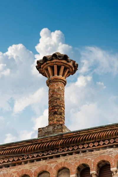 Detailní Záběr Starého Komína Cihel Modré Obloze Mraky Padova Centrum — Stock fotografie