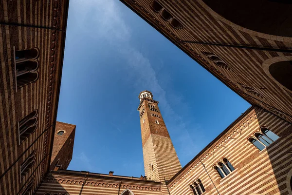 Torre dei Lamberti ve Palazzo della Ragione, Verona şehir merkezindeki ortaçağ kulesi ve sarayı, Piazza delle Erbe, UNESCO dünya mirası alanı, Veneto, İtalya, Avrupa.