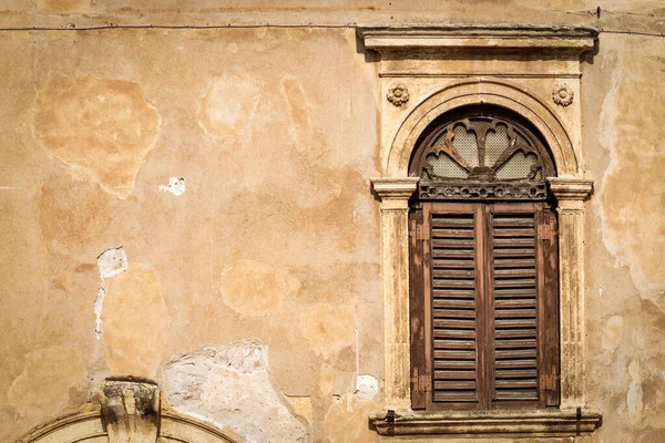Şehir Merkezinde Verona Kemer Sütunları Olan Antik Bir Pencerenin Yakın — Stok fotoğraf