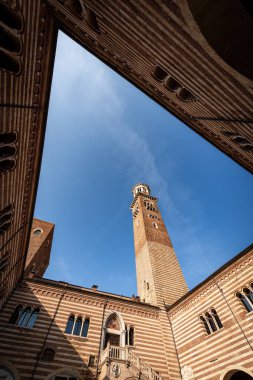 Torre dei Lamberti ve Palazzo della Ragione, Verona şehir merkezindeki ortaçağ kulesi ve sarayı, Piazza delle Erbe, UNESCO dünya mirası alanı, Veneto, İtalya, Avrupa.