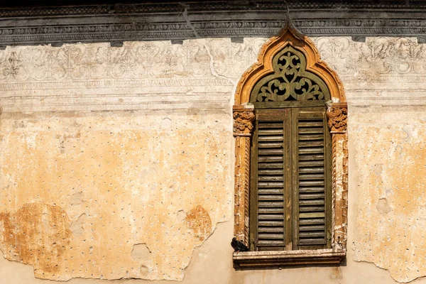 Close Uma Janela Antiga Com Arco Estilo Gótico Veneziano Centro — Fotografia de Stock