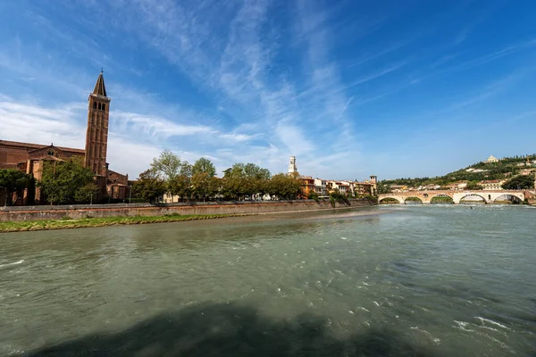 Verona Stadslandskap Och Floden Adige Santa Anastasia Kyrkan Klocktornet Katedralen — Stockfoto