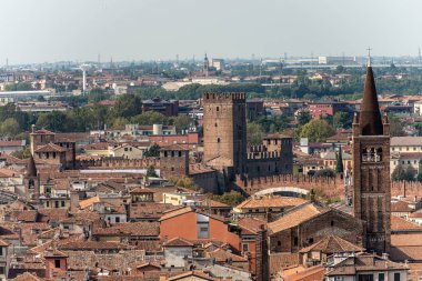 Verona şehir manzarası, Santa Eufemia ve Castelvecchio (Eski Kale) kilisesinin bulunduğu tarihi bölgeden görülmektedir. UNESCO dünya mirası bölgesi. Veneto, İtalya, Avrupa.
