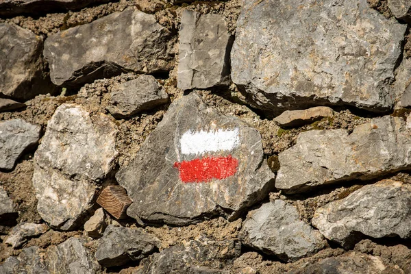 Detailní Záběr Červenobílou Stezku Značka Kamenné Zdi Stezka Ligurii Itálie — Stock fotografie