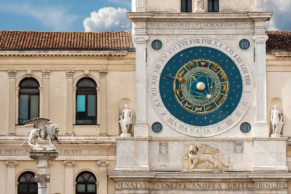 パドヴァ 中世の時計塔 14世紀 と聖マルコ広場の翼のライオンの大理石像デイSignori ヴェネト イタリア ヨーロッパ — ストック写真