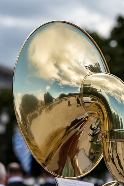 图巴索斯内的特写镜头 城镇广场的反光 天空和云彩映衬 黄铜和管乐器 — 图库照片