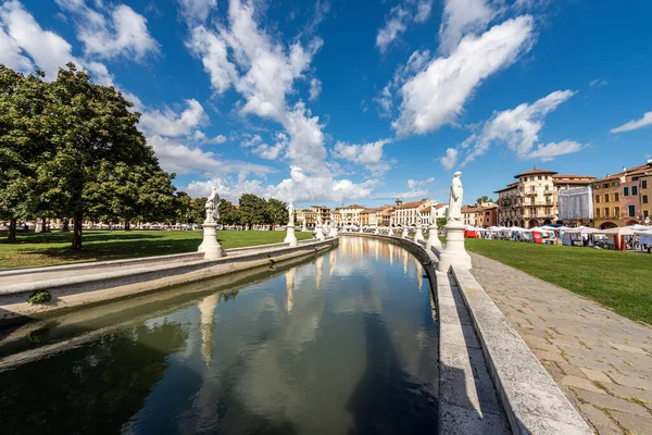 Prato Della Valle 帕多瓦市中心著名的城镇广场 欧洲最大的广场之一 意大利威尼托它是一个椭圆形的广场 有78尊雕像 4座桥梁和一个岛屿 — 图库照片