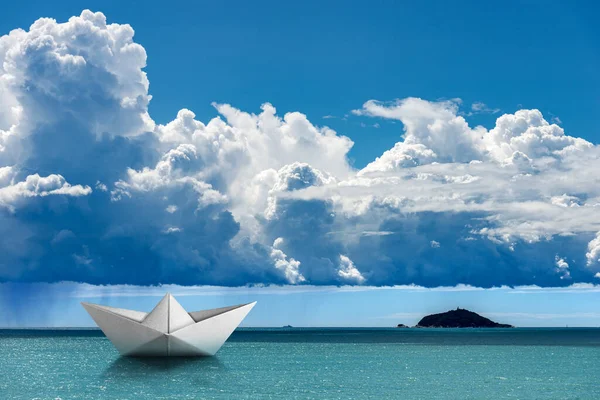 積乱雲と豪雨で空の下のターコイズブルーの海の白い紙のボート 水平線に浮かぶ島のシルエット — ストック写真