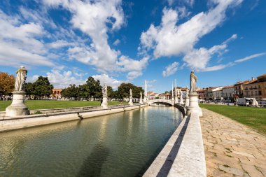 Prato della Valle, Avrupa 'nın en büyük meydanlarından biri olan Padua şehir merkezindeki ünlü kasaba meydanı. Veneto, İtalya. 78 heykeli, 4 köprüsü ve bir adası olan oval bir meydan..