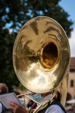 Padua, Veneto, İtalya, Avrupa 'nın merkezindeki bir şehir festivalinde bir bando müzisyeninin Tuba Sousaphone çaldığı yakın plan..