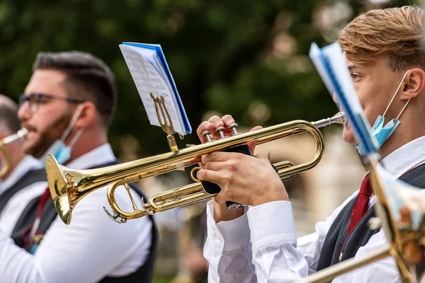 Musiker Einer Blaskapelle Beim Trompetenspiel Während Eines Stadtfestes Zentrum Von — Stockfoto