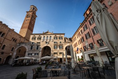 Verona, Piazza dei Signori Piazza Dante olarak da bilinir, Lamberti kulesi (Torre dei Lamberti) ile şehrin tarihi merkezinde yer alır. UNESCO dünya mirası sahası, Veneto, İtalya, Avrupa.