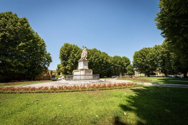 Piazza Martiri della Liberta (özgürlük şehidi), Pisa, Toskana, İtalya, Avrupa 'daki büyük kasaba meydanı. Ortada Grandük Pietro Leopoldo 'nun heykeli var..
