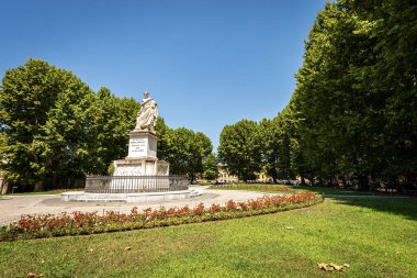 Piazza Martiri della Liberta (özgürlük şehidi), Pisa, Toskana, İtalya, Avrupa 'daki büyük kasaba meydanı. Ortada Grandük Pietro Leopoldo 'nun heykeli var..