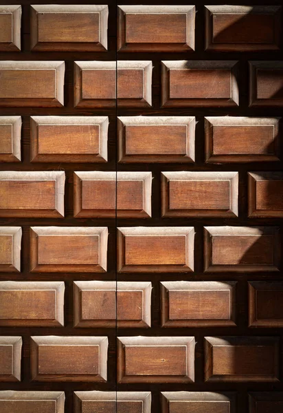 Detailní Záběr Staré Hnědé Dřevěné Dveře Reliéfními Obdélníkovými Tvary Plný — Stock fotografie