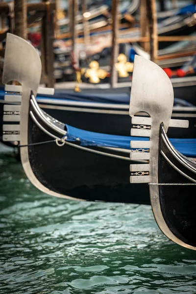 Venecia Primer Plano Dos Proa Góndola Bote Remos Típico Veneciano — Foto de Stock