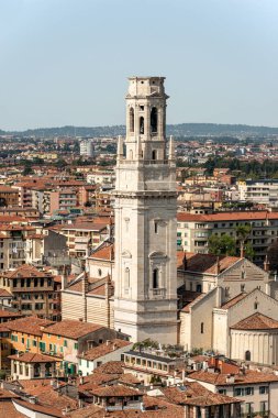 Verona Katedrali (Santa Maria Matricolare, VIII-XII yüzyıl) ve tepeden görülen Cityscape. UNESCO dünya mirası sahası, Veneto, İtalya, Avrupa.