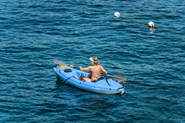 青いカヤックに乗って熟女 青い地中海でパドリング スペツィア湾 リグーリア州 イタリア ヨーロッパ — ストック写真