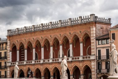 Loggia Amulea (Lodge), Neo-Gotik tarzdaki Antik Saray, 1860, Prato della Valle, Padua şehir merkezindeki ünlü şehir meydanı, Veneto, İtalya, Avrupa.