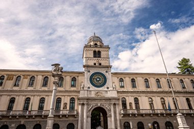 Padua, Ortaçağ Saat Kulesi (XIV yüzyıl) ve Aziz Mark 'ın Kanatlı Aslanı, Venedik Cumhuriyeti ve Venedik Bölgesi' nin sembolü. Piazza dei Signori, İtalya, Avrupa.