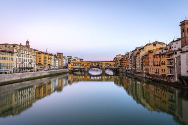 Floransa, Ortaçağ Ponte Vecchio (Eski Köprü) ve Arno Nehri, UNESCO dünya mirası sahası, Toskana İtalya, Avrupa.