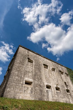 Avusturya İmparatorluğu Birinci Dünya Savaşı 'ndan Kluze Kalesi. Slovenya 'nın kuzeybatısındaki Koritnica nehir vadisinde Bovec veya Slovenya, Avrupa' nın küçük bir kasabası olan Plezzo yakınlarındaki sınır korumasında inşa edildi..
