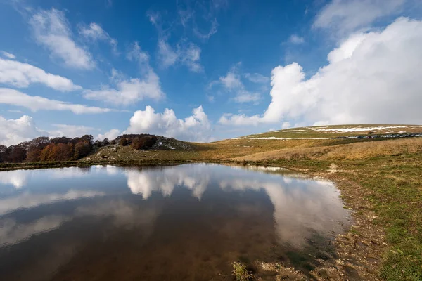 Pequeño Estanque Para Vacas Con Reflejos Pastos Otoño Meseta Lessinia —  Fotos de Stock