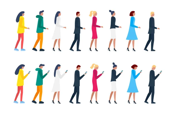 Uomini e donne affollati che camminano e tengono gli smartphone. Gruppo di personaggi maschili e femminili utilizzando i telefoni cellulari. Illustrazione piatta vettoriale — Vettoriale Stock