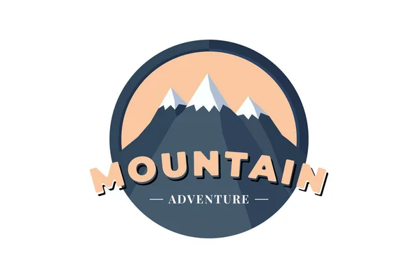 Badge logo bouclier Mountain Adventure cercle pour le tourisme extrême et la randonnée sportive. Nature en plein air camping étiquette vecteur illustration — Image vectorielle