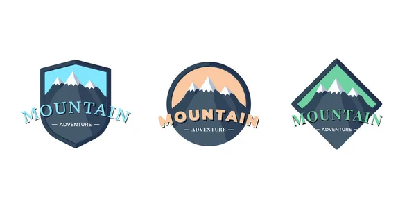 Insignia del escudo Mountain Adventure para turismo extremo y senderismo deportivo. Naturaleza al aire libre roca camping cuadrado y círculo etiqueta conjunto vector ilustración — Vector de stock