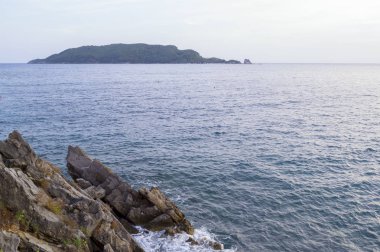 Deniz manzaralı. İyi akşamlar. Ufuk adada. Adriyatik