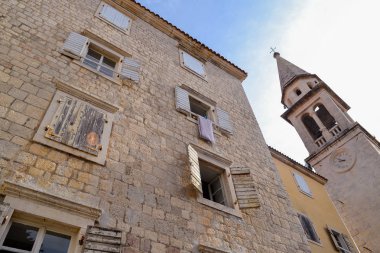 Eski bina. Windows panjurlar ile. Kule. Alt görünümü. Budva. Karadağ