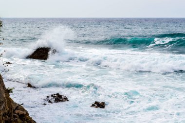 Deniz köpüğüyle kıyıda büyük dalgalar kopuyor