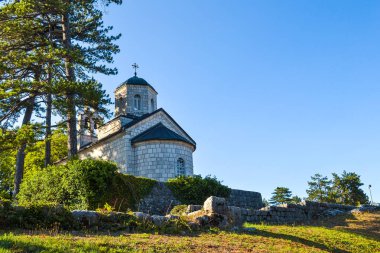 Gökyüzüne karşı küçük bir tapınak. Karadağ Ortodoks Kilisesi
