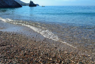 Güzel oda. Dağların denize inerler. Mavi gökyüzü ve turkuaz su. Adriyatik Denizi. Karadağ.